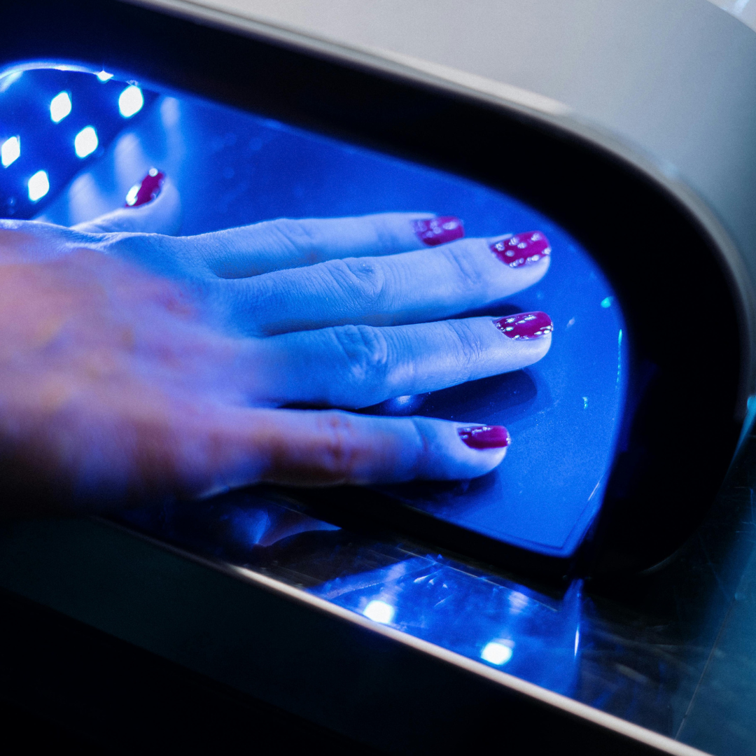 Pose de vernis semi-permanent sur les ongles à l'institut Bulle de Douceur