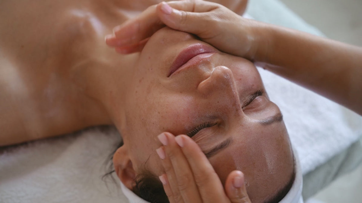 Soins du visage en institut – massage relaxant et soin de la peau